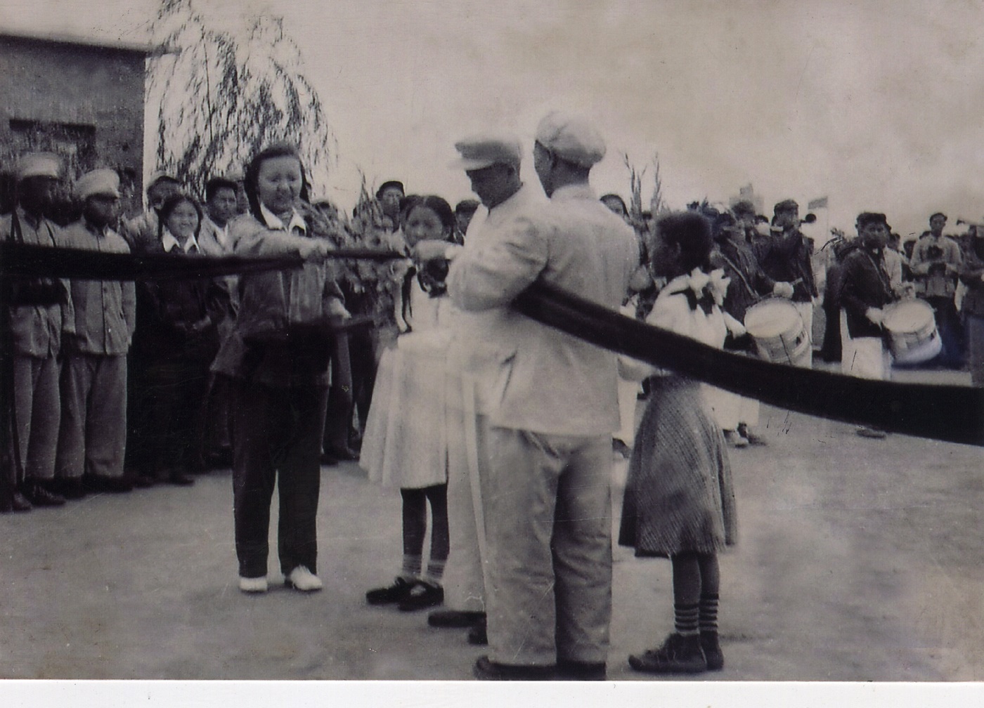 1954年8月1日紡織工業(yè)部部長蔣光鼐為經(jīng)緯建成投產(chǎn)剪彩（1）.jpg