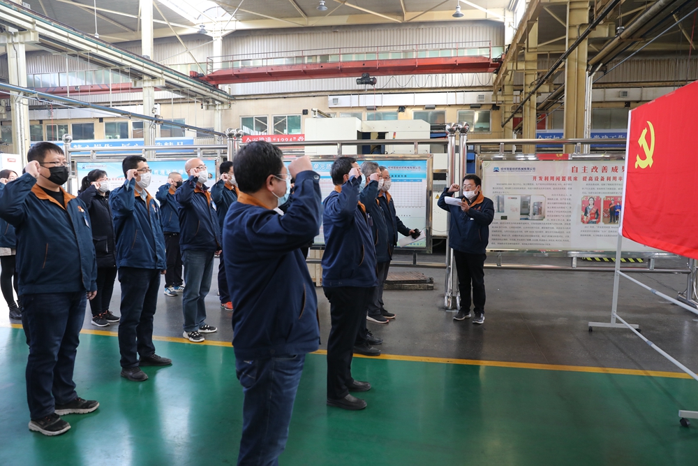 圖3： 2月21日，新成立的口罩機項目研發(fā)和生產(chǎn)兩個臨時黨支部在黨旗下誓師，勇于擔(dān)當(dāng)、不怕困難、全力以赴，堅決完成攻堅任務(wù)。1.jpg