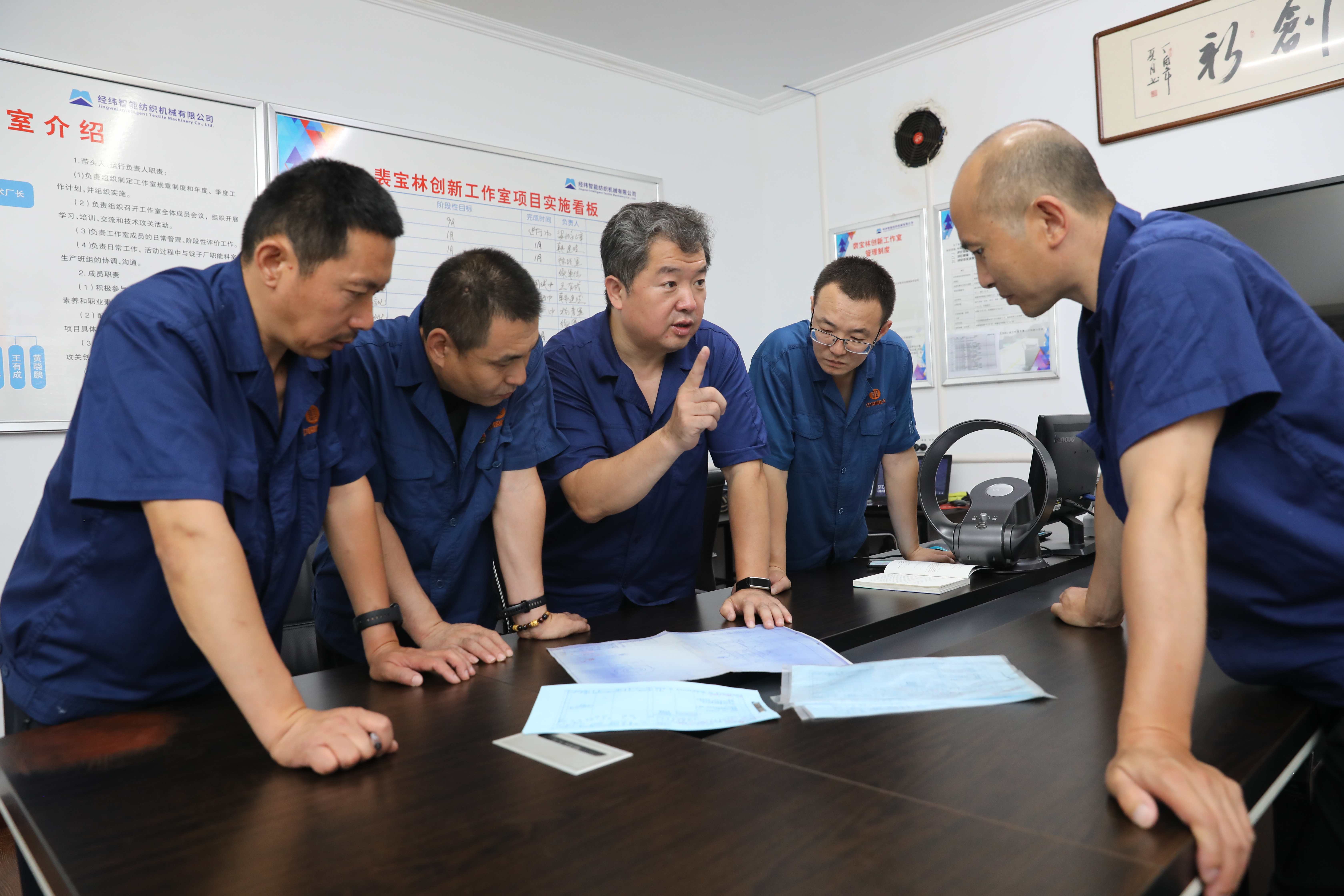 裴寶林職工創(chuàng)新工作室現(xiàn)場(chǎng)解難題.jpg