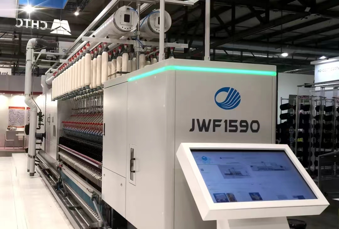 赴米蘭紡機(jī)展參展的JWF1590高端平臺細(xì)紗機(jī).jpg
