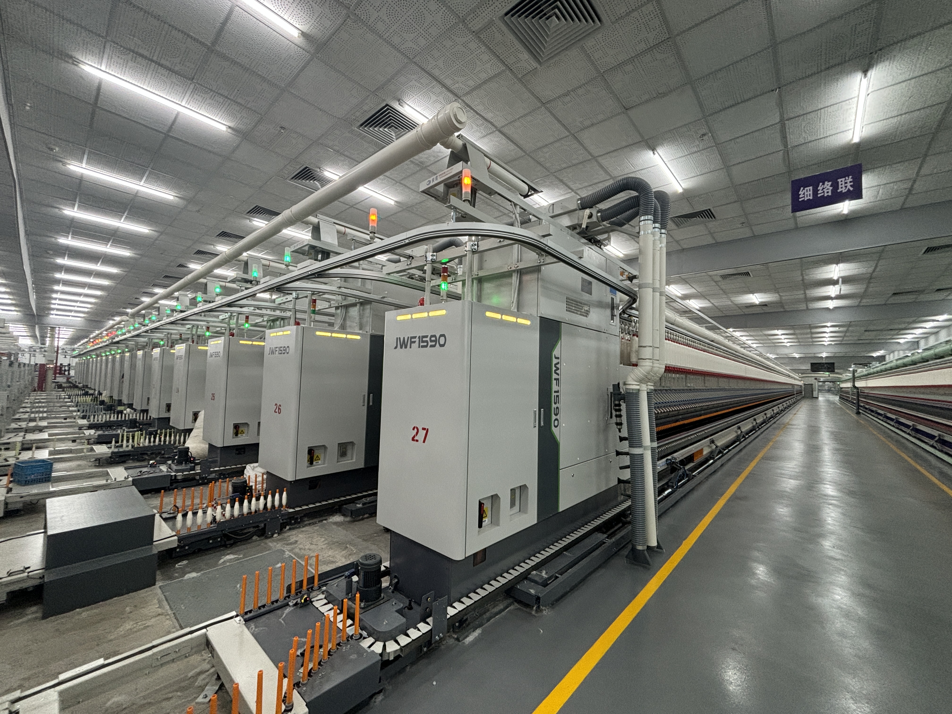 客戶現(xiàn)場的JWF1590型整節(jié)裝配式細(xì)紗機(jī).jpg